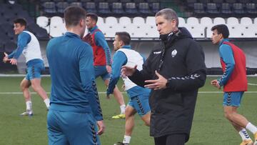 Garrido aísla a su plantilla cuatro días en El Saler