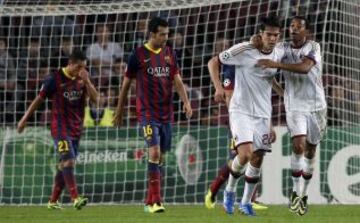 Kaka y Robinho celebran el gol del Milan. 2-1.