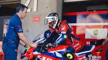 Joan Mir sale del box de Honda en MotoGP.