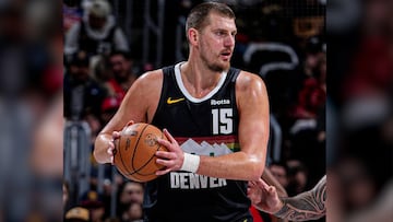 Nikola Jokic hizo historia como máximo asistidor entre los pívots de la NBA y sorprendió al público con una respuesta inesperada y cargada de humor.