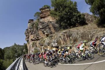 El pelotón, durante la novena etapa de la Vuelta Ciclista a España 2014, en su 69 edición, que ha partido de Carboneras de Guadazaón (Cuenca) y que terminará en Aramón Valdelinares (Teruel), con una distancia de 185 kilómetros.