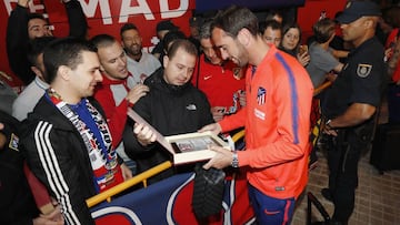 Godín, en la llegada ayer del Atlético a Valencia para medirse al Levante.