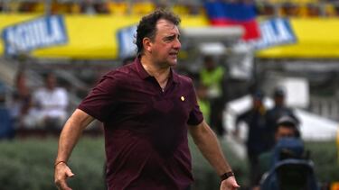 Colombia's Argentine coach Nestor Lorenzo gestures during the 2026 FIFA World Cup South American qualifiers football match between Colombia and Argentina, at the Metropolitano Roberto Mel�ndez stadium in Barranquilla, Colombia, on September 10, 2024. (Photo by JOAQUIN SARMIENTO / AFP)