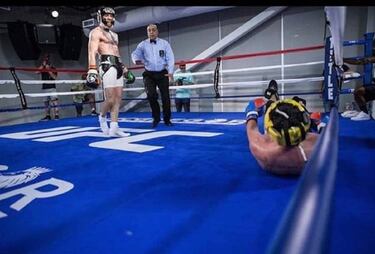El sparring de McGregor le deja tirado: "Esto es un circo"