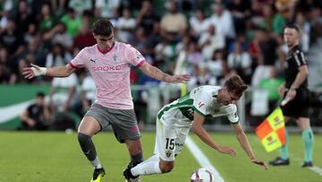 21-10-24. PABLO GARCÍA DISPUTA EL BALÓN CON ÁLVARO NÚÑEZ EN EL ELCHE-SPORTING.