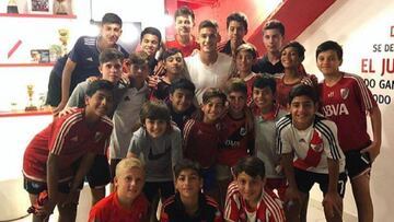 La emotiva visita de Lucas Martínez Quarta a la pensión de River