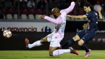Paris Saint-Germain's Uruguyan forward Edinson Cavani (R) kicks the ball as Evian's French defender Aldo Angoula (L) jumps to stop it during the French L1 football match between Evian Thonon Gaillard (ETGFC) and Paris Saint-Germain (PSG) on August 22, 2014 at the Parc des Sport in Annecy, southeastern France. AFP PHOTO / JEFF PACHOUD