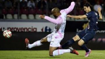 Paris Saint-Germain&#039;s Uruguyan forward Edinson Cavani (R) kicks the ball as Evian&#039;s French defender Aldo Angoula (L) jumps to stop it  during the French L1 football match between Evian Thonon Gaillard (ETGFC) and Paris Saint-Germain (PSG) on August 22, 2014 at the Parc des Sport in Annecy, southeastern France.  AFP PHOTO / JEFF PACHOUD