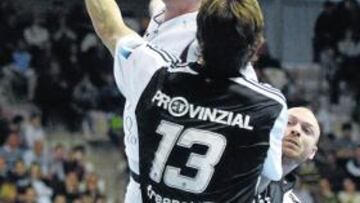 Zorman lanza sobre Ahlm.