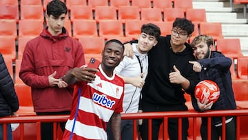 Hongla con unos aficionados el día de su presenmtacion.