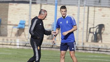 JIM conversa con Nieto en un entrenamiento.