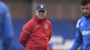 Javier Aguirre, entrenador del Legan&eacute;s, atento al entrenamiento.