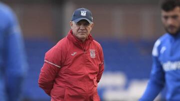Javier Aguirre, entrenador del Leganés, atento al entrenamiento.