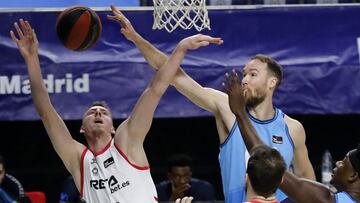 Alec Brown tapona a Kulboka durante el Movistar Estudiantes-Retabet Bilbao.