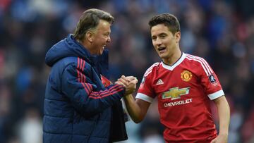 Louis van Gaal y Ander Herrera se saludan durante su etapa en el Manchester United.