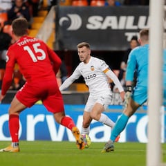 El Valencia presenta una oferta de renovación a la baja a Lato