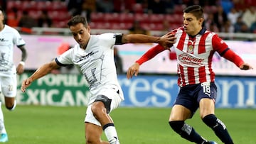 Pumas' Mexican defender #16 Adrian Aldrete vies for the ball with Guadalajara's Mexican forward #18 Ronaldo Cisneros during the Mexican Apertura tournament quarter-final Leg 1 football match between Guadalajara and Pumas at Akron stadium in Guadalajara, Jalisco state, Mexico, on November 30, 2023. (Photo by ULISES RUIZ / AFP)