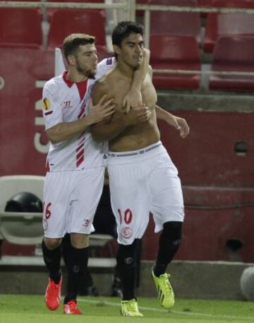 Sevilla-Friburgo. Perotti celebra su primer gol.
