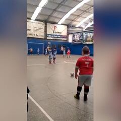 Recuerda a Cristiano y no es sólo por el '7': el golazo de falta de este niño que ya es viral