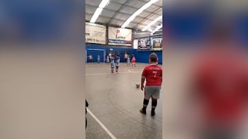 El golazo de falta de este niño que la pega igual que Cristiano