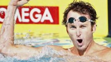 El nadador estadounidense Aaron Peirsol se convirtió en el gran protagonista de la segunda jornada de los Campeonatos Nacionales al arrebatar al español Aschwin Wildeboer el récord del mundo de los 100 espalda.