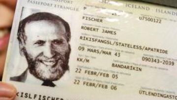<b>PATRIA. </b>El primer pasaporte islandés de Fischer reza "apátrida".