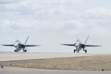 El piloto de Suzuki Maverick Viñales  ha pilotado el avión de combate F-18 de la Base Aérea de Zaragoza, con el que ha pasado del asfalto del circuito de MotorLand, donde competirá el próximo domingo en MotoGP, al cielo de Aragón. Viñales, cuyo nombre, Maverick, se debe al fervor que sentía su padre, Ángel, por el protagonista de la película "Top Gun" que protagonizaba Tom Cruise, y en el que interpretaba el papel de un piloto de combate, ha logrado hoy hacer realidad otra de sus pasiones al subirse a un caza del ejército español.