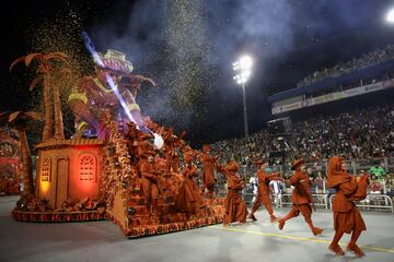 La escuela Academicos do Tatuape actúan en la primera noche del desfile de Carnaval en el Sambódromo Anhembi en Sao Paulo, Brasil.