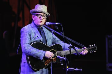 Elvis Costello creó su nombre artístico por Elvis Presley y Costello era el apellido de soltera de su madre.