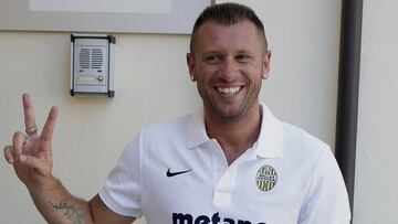 El delantero italiano Antonio Cassano posa antes del reconocimiento m&eacute;dico de su equipo de f&uacute;tbol italiano Hellas Verona.