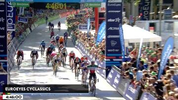 Viviani repite triunfo al esprint en la clásica de Hamburgo