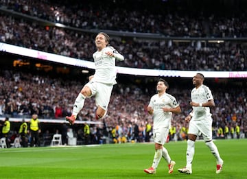 Latigazo de volea del croata tras el rechace de un crner que entra por la escuadra. El baln le lleg en la frontal y no se lo pens. Modric control y dispar de volea. Hasta Bellingham se puso de pie en el palco para celebrarlo. El Bernabu core su nombre.