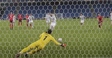 Yann Sommer adivinó y paró el primer penalti lanzado por Sergio Ramos.