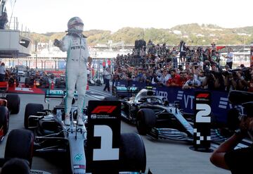 El piloto británico celebra su victoria en Sochi.