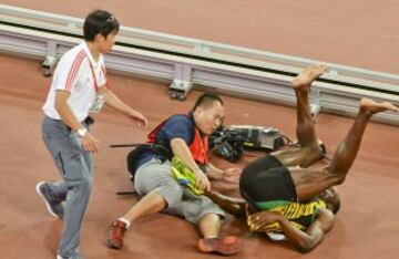 Un cámara de televisión en su 'Segway' se llevó por delante a Usain Bolt en la vuelta de honor de la final de 200m.