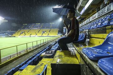 Este compromiso ni siquiera tuvo minutos ya que se suspendió por tormenta apenas antes de empezarlo. El duelo fue reprogramado hasta el siguiente mes.