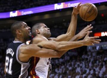 Miami Heat 95 (4) - San Antonio Spurs 88 (3). Tim Duncan intenta detener a Shane Battier.