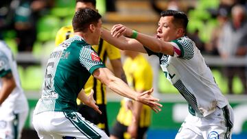 El jugador de Santiago Wanderers Lucas Cepeda, izquierda, celebra con Carlos Munoz su gol contra Arturo Fernandez Vial durante el partido de primera division B disputado en el estadio Elias Figueroa de Santiago, Chile.
07/08/2022