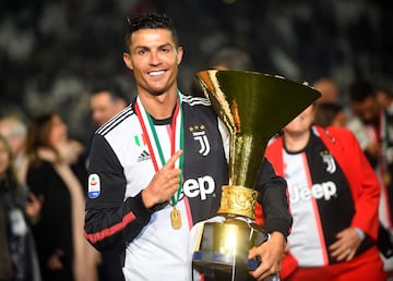 Con la Juventus, de momento, ha ganado 2 Supercoppa di Lega (2018 y 2020) y 2 Scudettos (2019 y 2020).