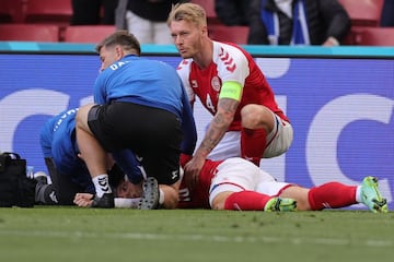 El centrocampista danés del Inter de Milán se desplomó y quedó inconsciente tras un salto durante el encuentro de la Eurocopa ante Finlandia. Los servicios médicos actuaron durante varios minutos antes de ser sacado en camilla para ser trasladado al hospital.