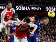 Soccer Football - Premier League - Arsenal v Chelsea - Emirates Stadium, London, Britain - March 1, 2026 Arsenal's Gabriel Magalhaes, Declan Rice and William Saliba in action with Chelsea's Jorrel Hato and Joao Pedro Action Images via Reuters/Andrew Boyers EDITORIAL USE ONLY. NO USE WITH UNAUTHORIZED AUDIO, VIDEO, DATA, FIXTURE LISTS, CLUB/LEAGUE LOGOS OR 'LIVE' SERVICES. ONLINE IN-MATCH USE LIMITED TO 120 IMAGES, NO VIDEO EMULATION. NO USE IN BETTING, GAMES OR SINGLE CLUB/LEAGUE/PLAYER PUBLICATIONS. PLEASE CONTACT YOUR ACCOUNT REPRESENTATIVE FOR FURTHER DETAILS.. TPX IMAGES OF THE DAY