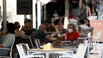 Varias personas disfrutan en una terraza de un bar a 30 de julio de 2020.