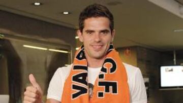 <b>¡YA ESTÁ EN VALENCIA! </b>Gago posó anoche con la bufanda del Valencia nada más llegar allí.
