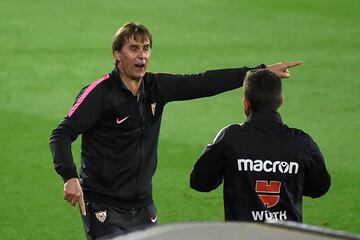 Con sus 108 encuentros como entrenador sevillista en dos temporadas, Julen se ha superado a s¨ª mismo. Nunca hab¨ªa encadenado en su carrera como t¨¦cnico tal n¨²mero de partidos consecutivos. Ni en las selecciones inferiores (52), ni en el Oporto (68), ni en la Absoluta (20), ni en el Real Madrid (14). Su balance actual marca r¨¦cords en el club: 62 victorias, 22 empates y 21 derrotas. Ning¨²n entrenador del Sevilla hab¨ªa ganado antes 60 encuentros en sus cien primeros partidos. Juande Ramos lleg¨® a los 57 y Manolo Jim¨¦nez, 59. Pele¨® el t¨ªtulo de LaLiga hasta la antepen¨²ltima jornada y consigui¨® el r¨¦cord hist¨®rico de puntos del Sevilla en una liga (77).