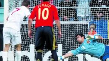 <b>PENALTI PARADO. </b>El portero Asenjo sigue dando la talla en el Europeo Sub-21. Ayer detuvo este penalti lanzado por el inglés Milner.