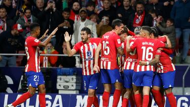 Los jugadores del Atlético celebran el gol de Samuel Lino.