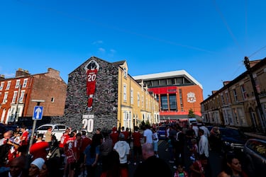 La afición del Liverpool rinde homenaje a Diogo Jota en un mural en su memoria antes del partido inaugural de la Premier League entre el Liverpool y el Bournemouth en Anfield el 15 de agosto. Los seguidores del Liverpool le hicieron diferentes homenajes a su jugador trágicamente fallecido junto a su hermano en una carretera de Zamora. La más recordada es el mural en una fachada aledaña al estadio de Anfield Road.