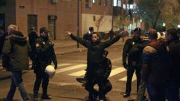 Agentes de policía cacheando a los aficionados.