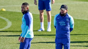 Memphis con Simeone en un entrenamiento del Atlético.