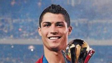 <b>ÚLTIMO ÉXITO. </b>Cristiano posó sonriente con la Intercontinental, su último título con el United.